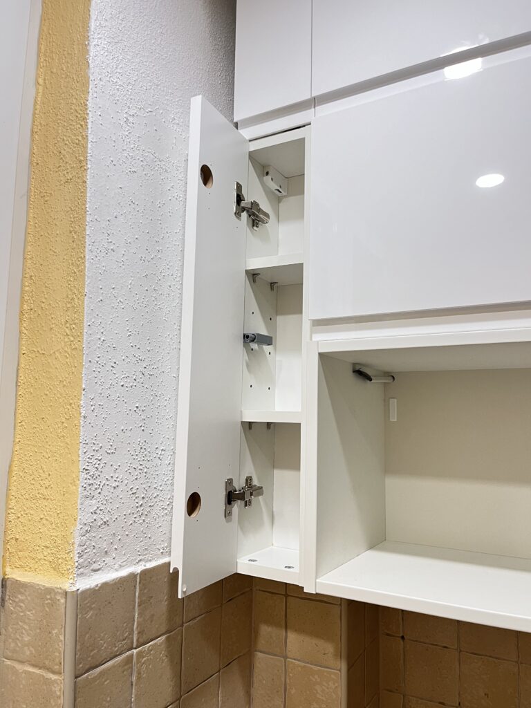 Montaż białych mebli kuchennych w mieszkaniu